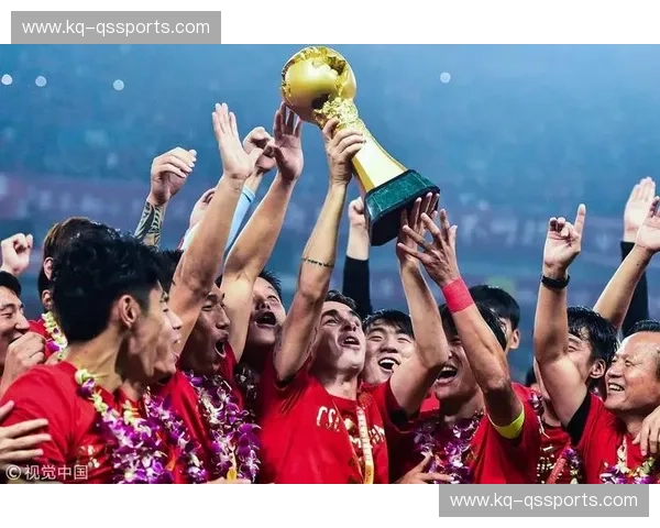 越秀山下，万人空巷：当“青春风暴”遇上“冠军底蕴”，广州富力与上海上港的绿茵史诗